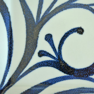 砥部焼・梅山窯　からくさの布目正角皿(7寸)の絵付け