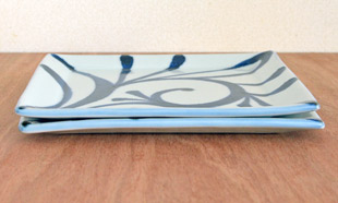 砥部焼・梅山窯　からくさの布目正角皿を重ねて