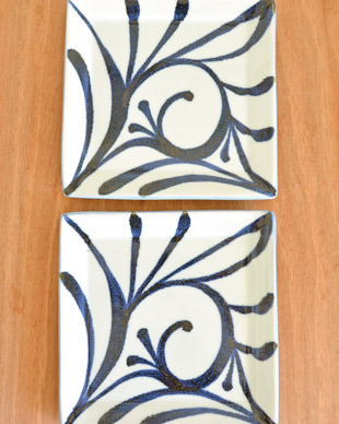 砥部焼・梅山窯　からくさの布目正角皿(7寸)を並べて