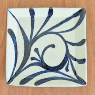 砥部焼・梅山窯　からくさの布目正角皿(7寸)を上から見て