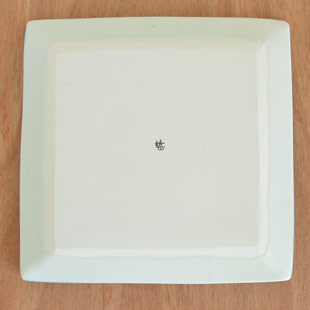 砥部焼・梅山窯　からくさの布目正角皿(7寸)の裏面