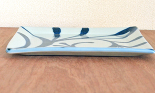 砥部焼・梅山窯　からくさの布目正角皿(7寸)を横から見て