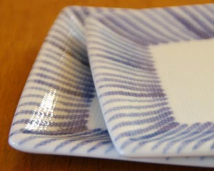 砥部焼・梅山窯　とくさ柄の布目角皿(7寸)の絵付けの感じ