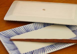 砥部焼・梅山窯　とくさ柄の布目角皿(7寸)の裏面