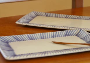 砥部焼・梅山窯　とくさ柄の布目角皿(7寸)を横から見て