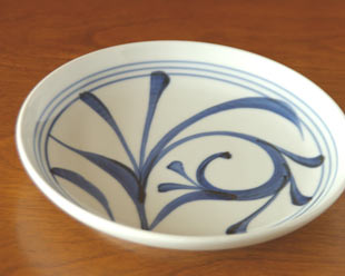 砥部焼　ひとつからくさの大皿