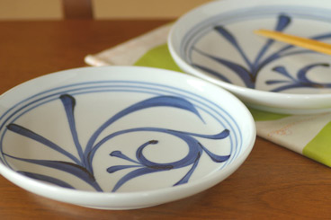 砥部焼　ひとつからくさの大皿