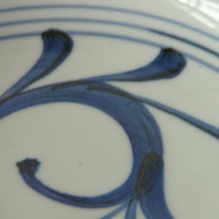 砥部焼・梅山窯　ひとつからくさの大皿の絵付け