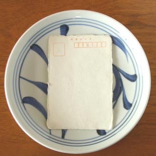 砥部焼・梅山窯　ひとつからくさの大皿をはがきと比較して