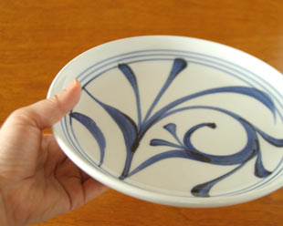 砥部焼・梅山窯　ひとつからくさの大皿を手に持って