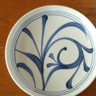 砥部焼・梅山窯　ひとつからくさの大皿を上から見て