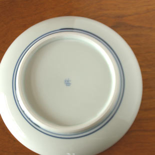 砥部焼・梅山窯　ひとつからくさの大皿の裏面