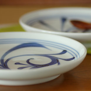 砥部焼・梅山窯　ひとつからくさの大皿を横から見て