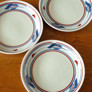 砥部焼・梅山窯　みつ葉の大皿を横から見て