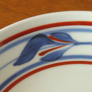 砥部焼・梅山窯　みつ葉の大皿の絵付け