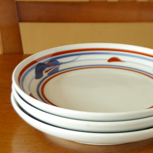 砥部焼・梅山窯　みつ葉の大皿を重ねて