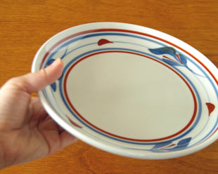 砥部焼・梅山窯　みつ葉の大皿を手に持って