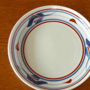 砥部焼・梅山窯　みつ葉の大皿を上から見て