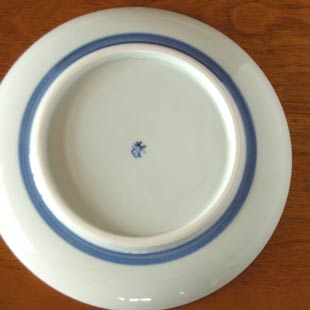 砥部焼・梅山窯　みつ葉の大皿の裏面