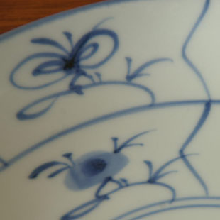 砥部焼・梅山窯　なずなの大皿の絵柄