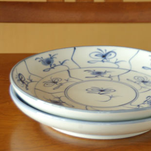 砥部焼・梅山窯　なずなの大皿を重ねて