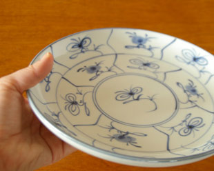 砥部焼・梅山窯　なずなの大皿を手に持って