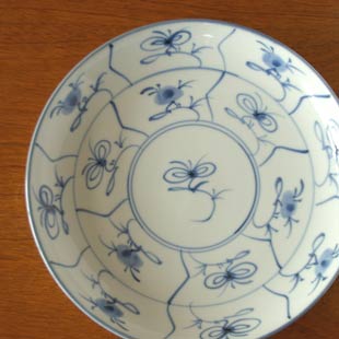 砥部焼・梅山窯　なずなの大皿を上から見て