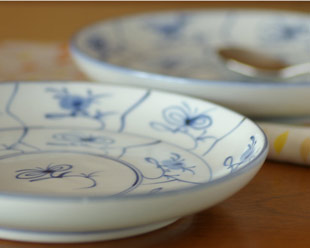 砥部焼・梅山窯　なずなの大皿を横から見て