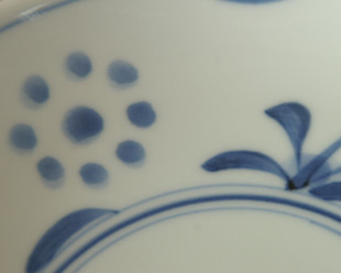 砥部焼・梅山窯　太陽柄の大皿の絵付け