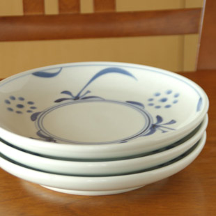 砥部焼・梅山窯　太陽柄の大皿を重ねて