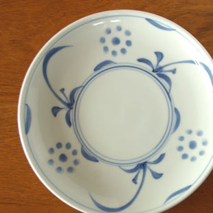 砥部焼・梅山窯　太陽柄の大皿を上から見て