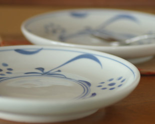 砥部焼・梅山窯　太陽柄の大皿を横から見て