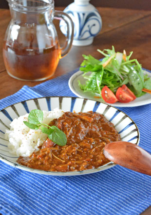 砥部焼・梅山窯 鉄ごす十草の丸皿(7寸)にカレーを