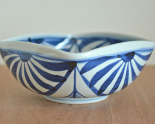 砥部焼・梅山窯　菊流れの四方鉢(7寸）を横から見て