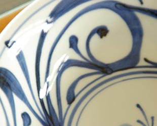 砥部焼・梅山窯　からくさの反鉢(7寸)の染付けの感じ