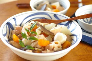 砥部焼・梅山窯　からくさの反鉢(7寸) に煮物を盛って