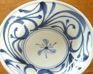 砥部焼・梅山窯　からくさの反鉢(7寸)を上から見たところ