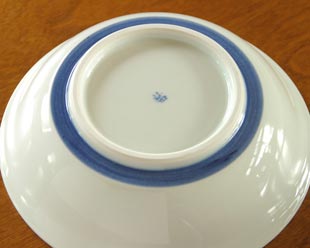 砥部焼・梅山窯　からくさの反鉢(7寸)の底面