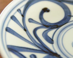 砥部焼・梅山窯　からくさもようの大皿(7寸)の絵付け