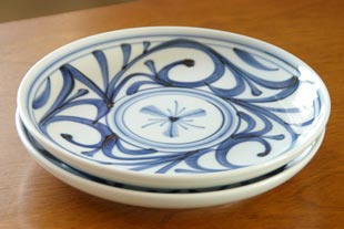 砥部焼・梅山窯　からくさもようの大皿(7寸)を重ねて