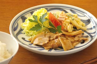 砥部焼・梅山窯　からくさもようの大皿(7寸)にしょうが焼きを盛って