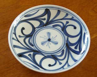 砥部焼・梅山窯　からくさもようの大皿(7寸)を上から見て