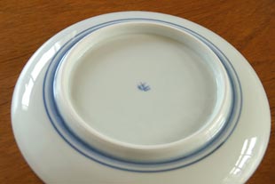 砥部焼・梅山窯　からくさもようの大皿(7寸)の底面