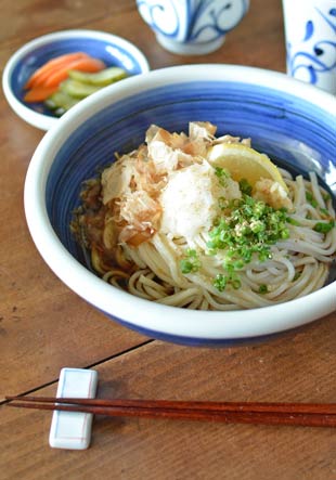 砥部焼・梅山窯　藍色の玉ぶち鉢(7寸)にうどんを