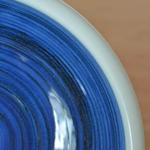 砥部焼・梅山窯　藍色の玉ぶち鉢(7寸)の絵付け
