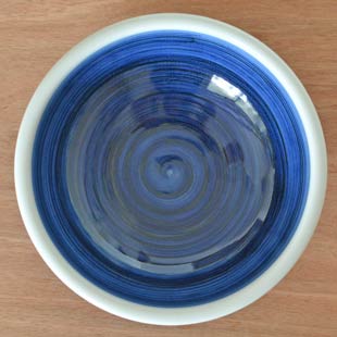 砥部焼・梅山窯　藍色の玉ぶち鉢(7寸)を上から見て