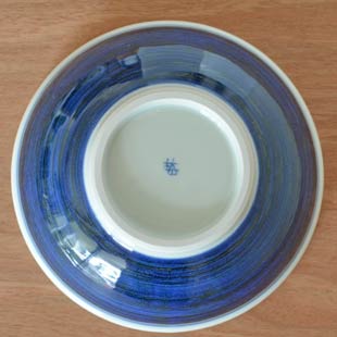 砥部焼・梅山窯　藍色の玉ぶち鉢(7寸)の底面