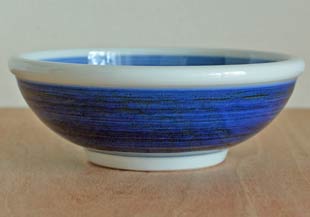 砥部焼・梅山窯　藍色の玉ぶち鉢(7寸)を横から見て