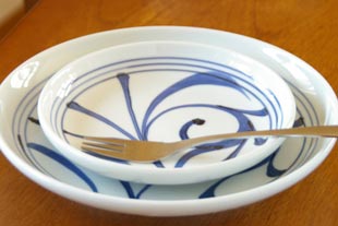 砥部焼・梅山窯　ひとつからくさの6寸皿と8寸皿の比較