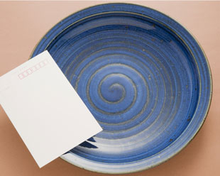 砥部焼・梅山窯　藍色の荒土大皿(8寸)をはがきと比較して
